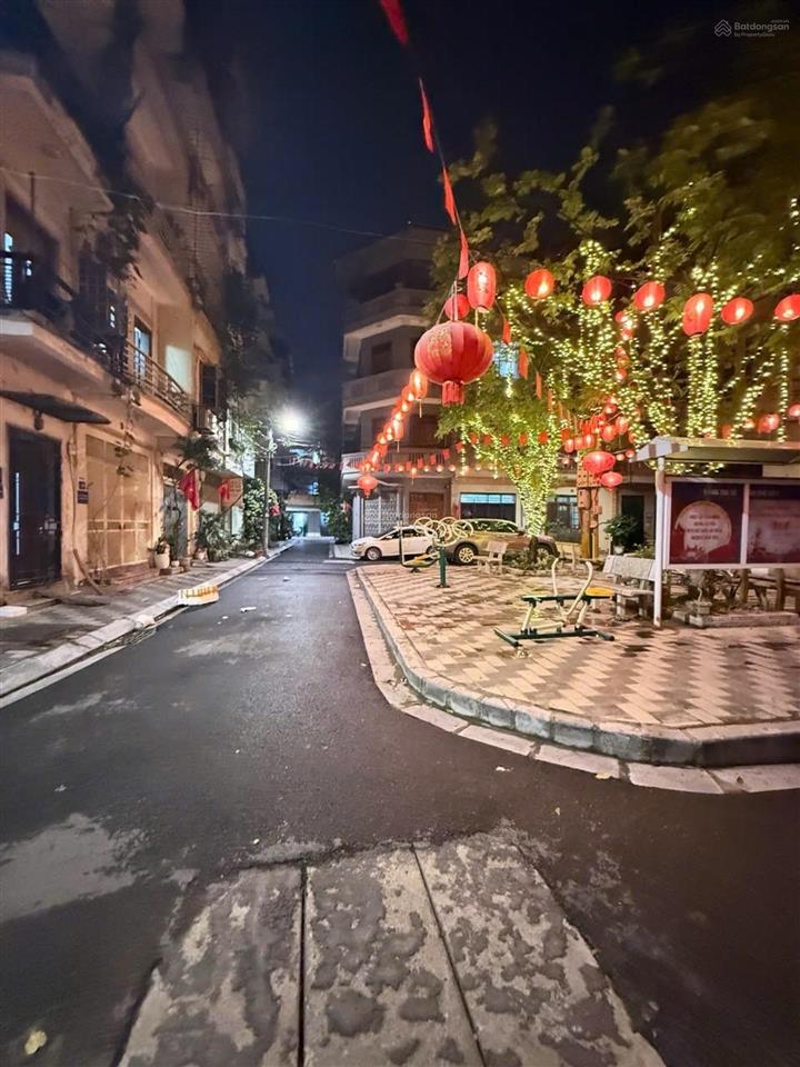 Lô góc  khu phân lô cầu giấy  65m²  vỉa hè rộng  view sân chơi