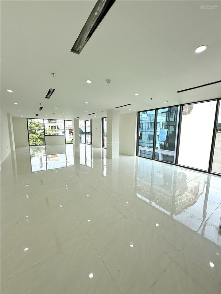 Chính chủ cho thuê văn phòng, mbkd phố cầu giấy  lô góc 3 mặt tiền  100m2  pccc đạt chuẩn