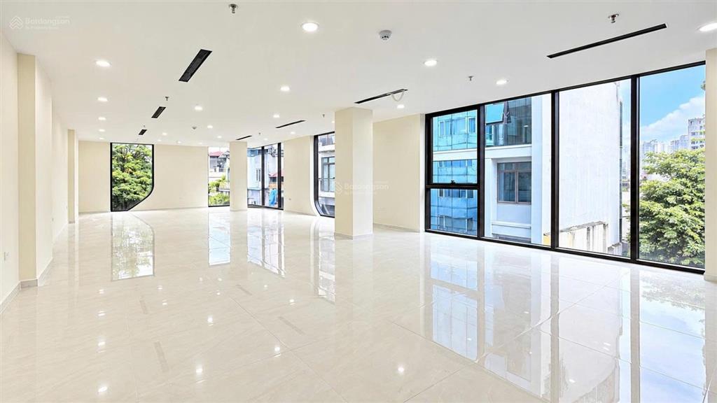 Chính chủ cho thuê văn phòng và mặt bằng lô góc phố hoàng quốc việt  100m2  pccc đạt chuẩn