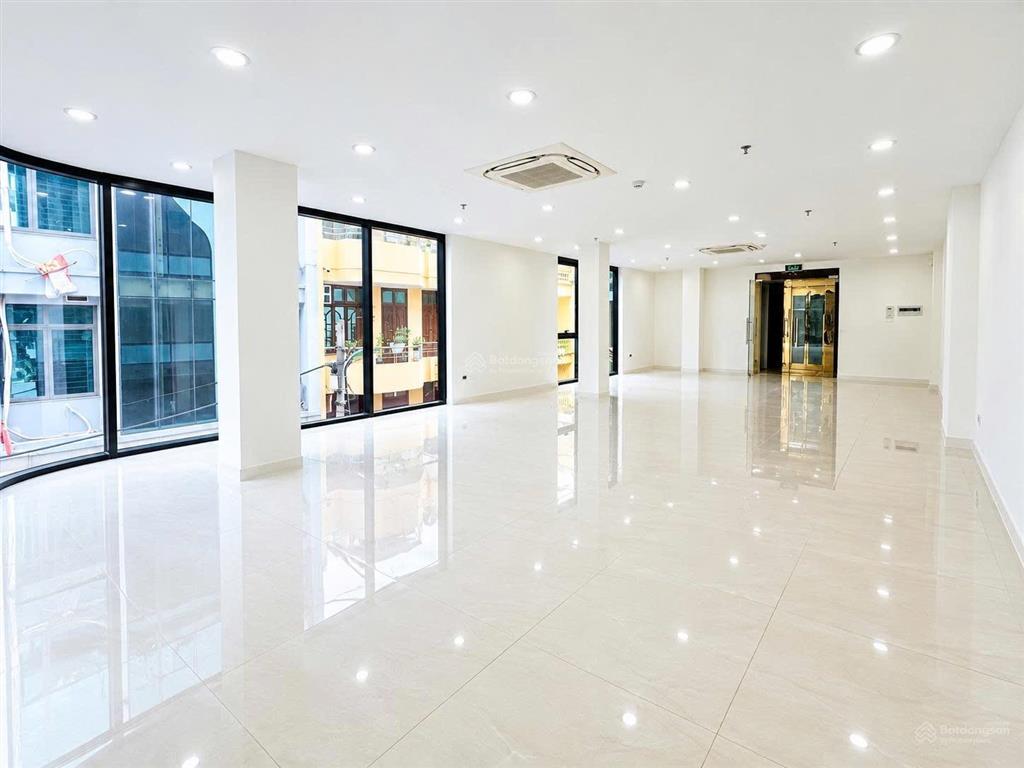 Chính chủ cho thuê văn phòng và mặt bằng lô góc phố hoàng quốc việt  100m2  pccc đạt chuẩn