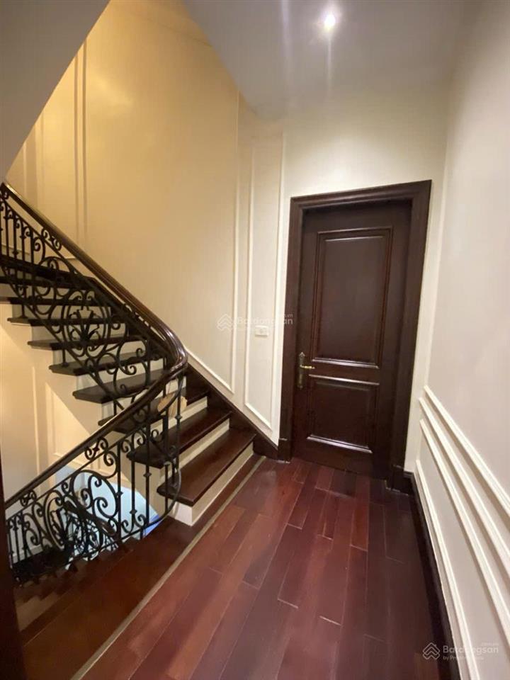 Bán nhà biệt thự vinhomes riverside, dt 139m2 3 tầng , mặt tiền 9m , giá 62 tỷ
