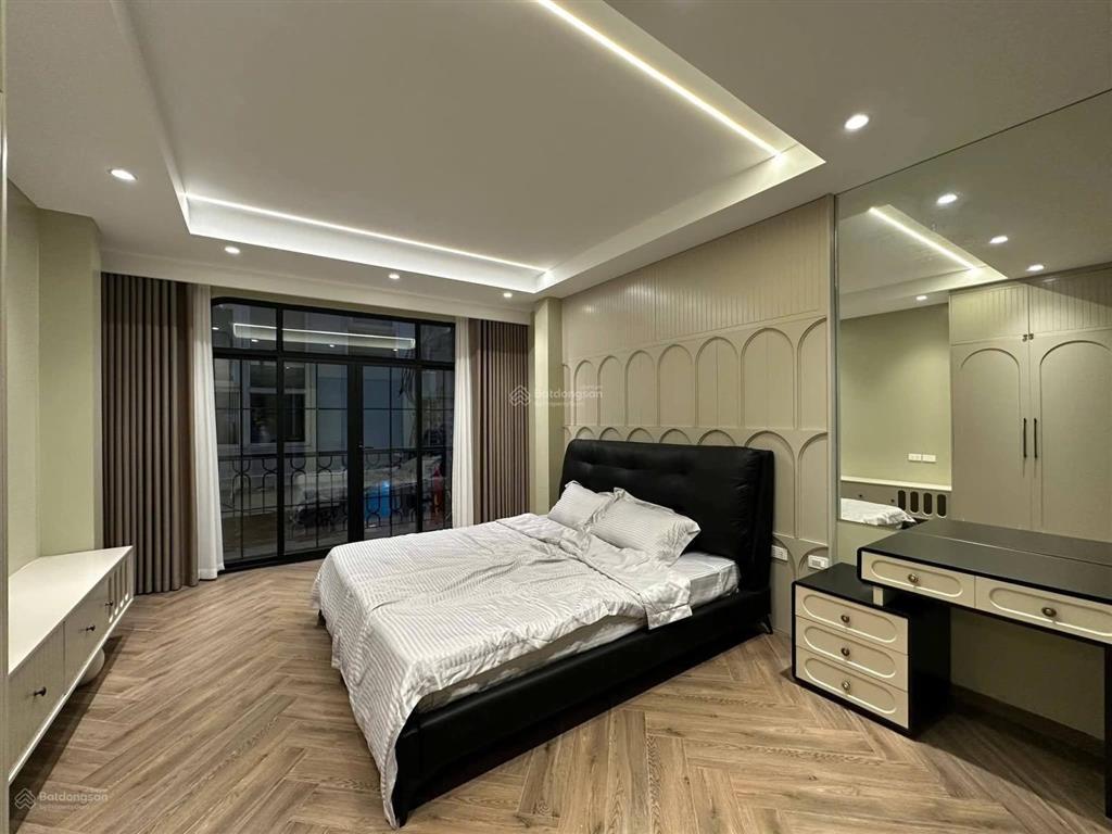 Bán nhà phố ngọc khánh , ba đình , 42m2 , 6 tầng , thang máy , mặt tiền 4,2m , ngõ ô tô , giá 20 tỷ