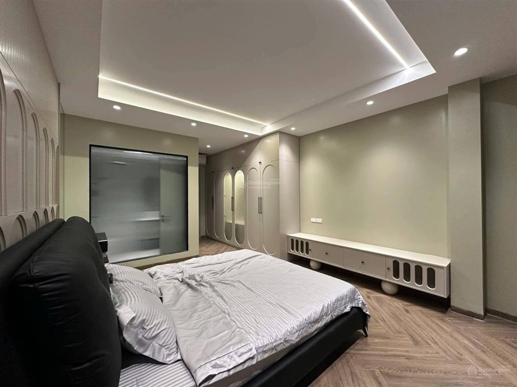 Bán nhà phố ngọc khánh , ba đình , 42m2 , 6 tầng , thang máy , mặt tiền 4,2m , ngõ ô tô , giá 20 tỷ