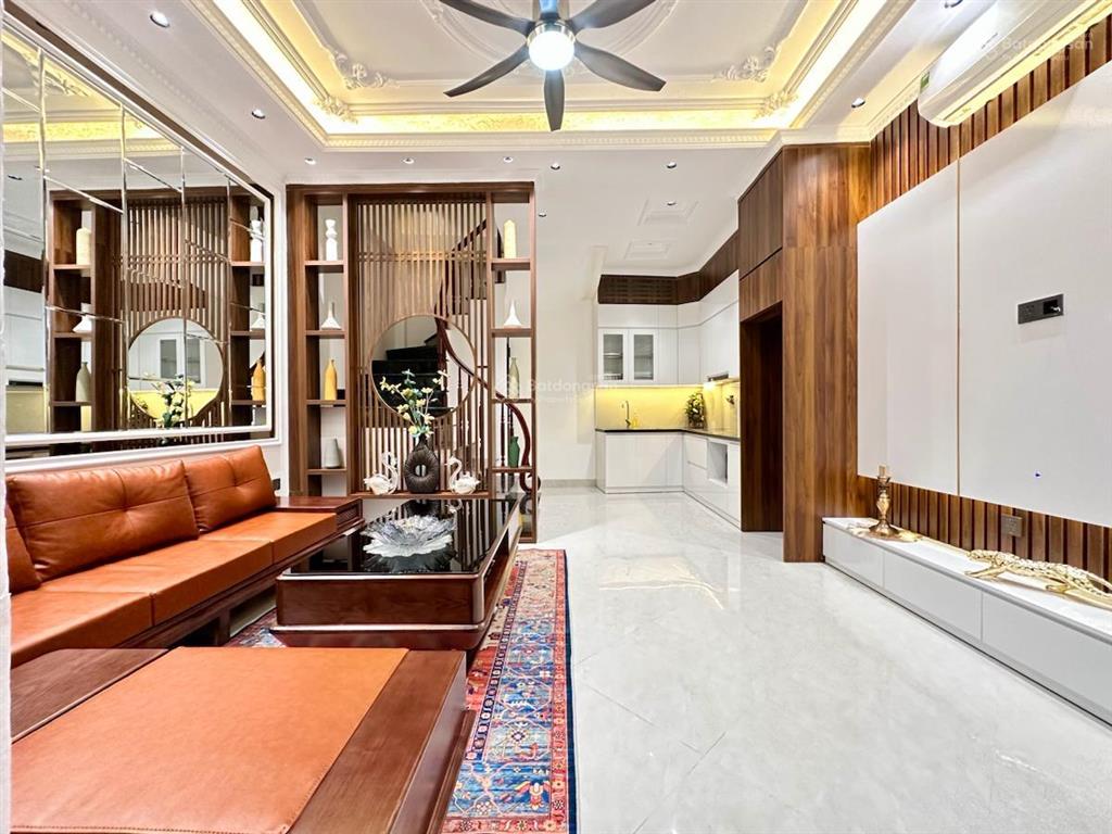 Bán nhà đường trần thái tông, cầu giấy, 45 m2, 4 tầng, mt 4,5m, giá 9,9 tỷ. ngõ ô tô, tt chuẩn