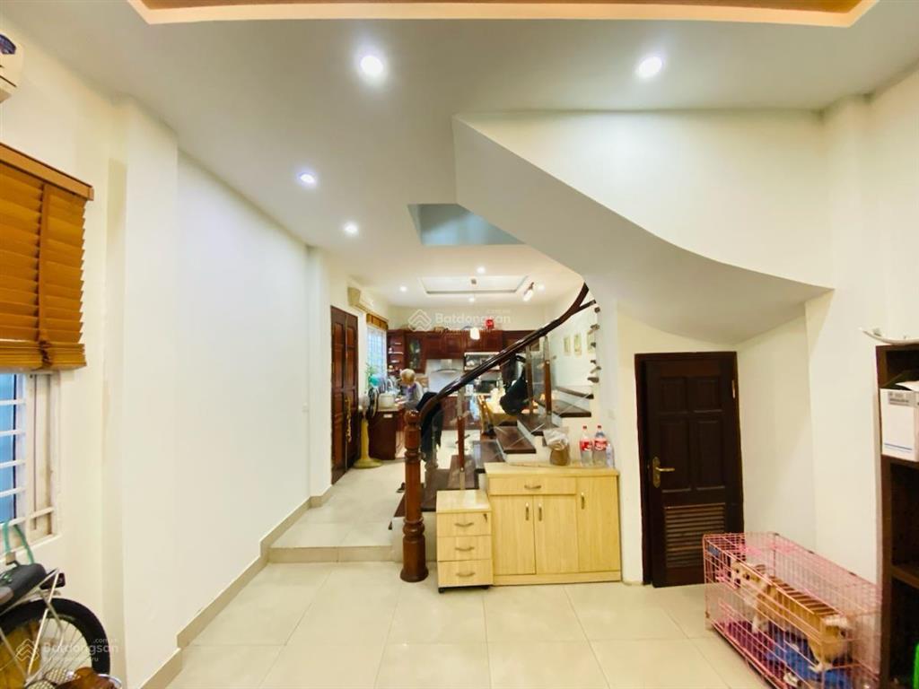 Bán nhà gần công viên cầu giấy, yên hoà 45m2, 4pn, 6wc, giá 8,5 tỷ, nhà cách ô tô tránh 10m