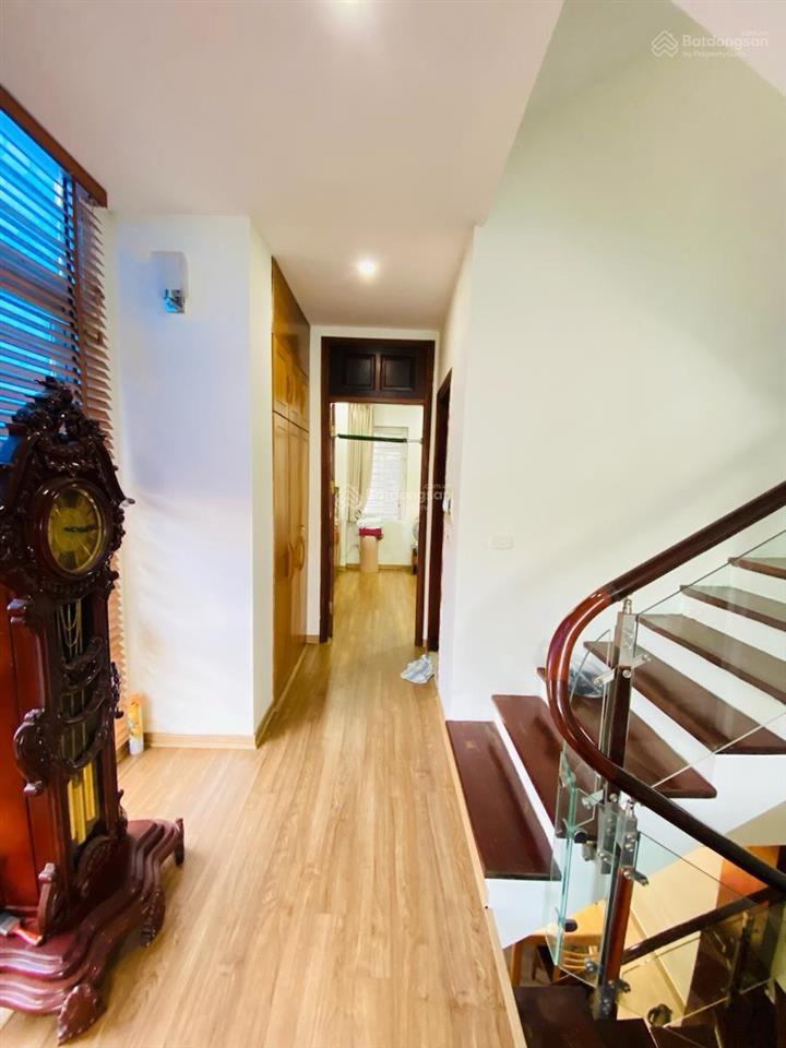Bán nhà gần công viên cầu giấy, yên hoà 45m2, 4pn, 6wc, giá 8,5 tỷ, nhà cách ô tô tránh 10m