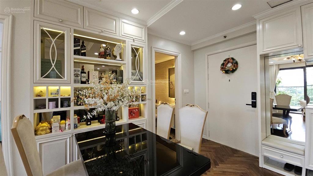 Bán nhà mặt phố nhật chiêu view trọn hồ tây 2 mặt thoáng. 90m2 x 5 tầng, mt 5m 105 tỷ