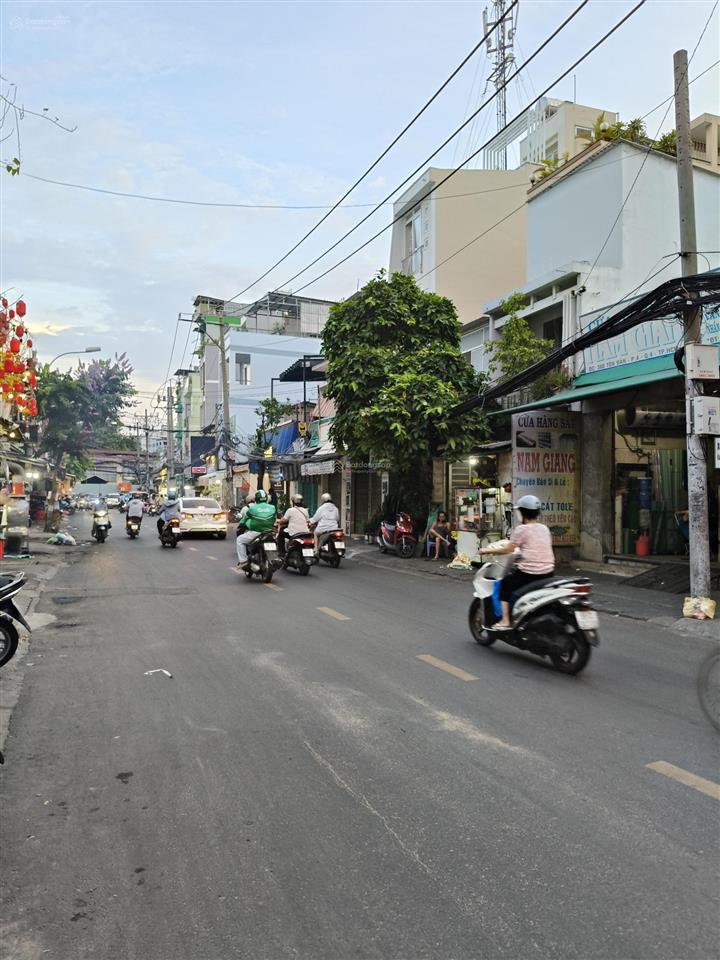 Chỉ 14,7 tỷ sở hữu toà căn hộ dịch vụ 14 phòng ngủ, dt 122m2 ở tôn đản, khánh hội ( 0979 532 ***)