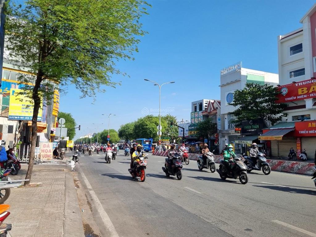 Bán nhà mặt tiền ngay đại học công thương, dt 10x46m, vị trí tuyệt vời để xây căn hộ dịch vụ!