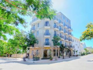 Giảm 5 tỷ bán gấp khách sạn góc 2 mặt tiền võ chí công, dt 10x20, 5 lầu, 32 phòng, thu 300tr/tháng