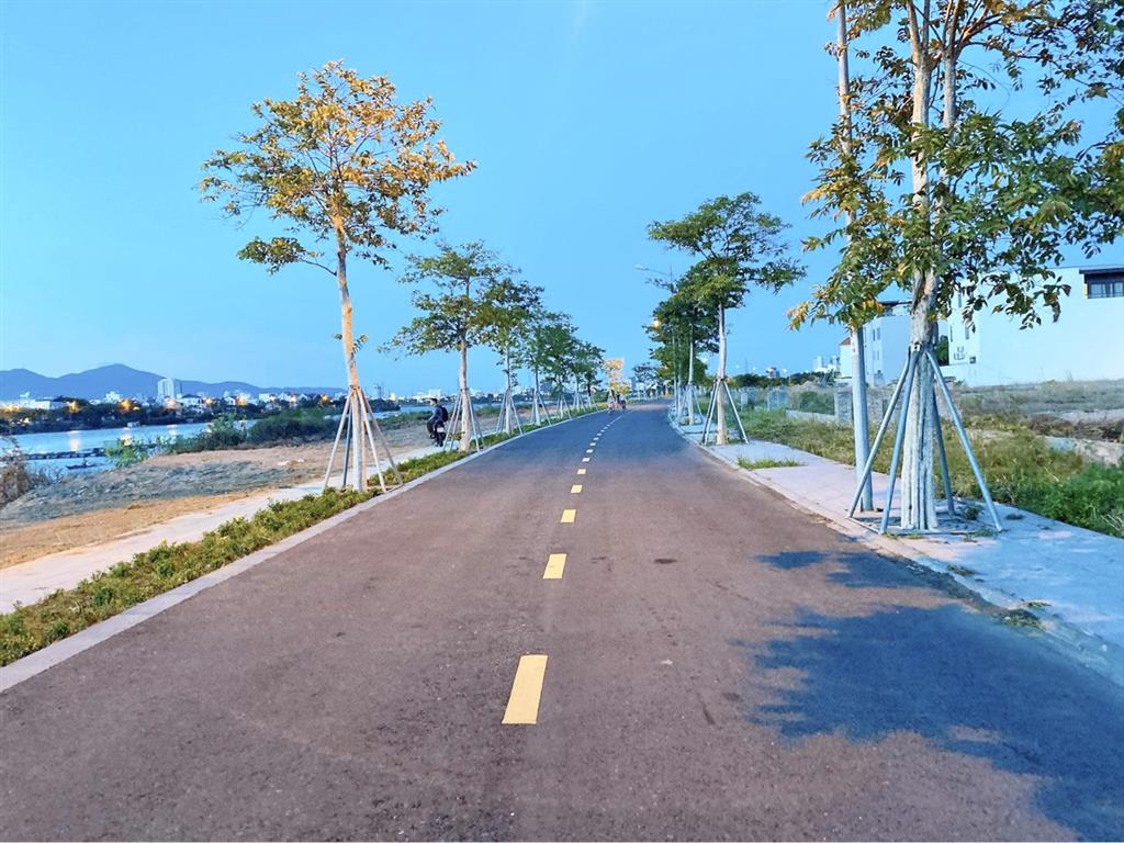 Chính chủ cần bán lô biệt thự euro village 2 view trực diện kênh giá cực kỳ tốt.  0905 599 ***