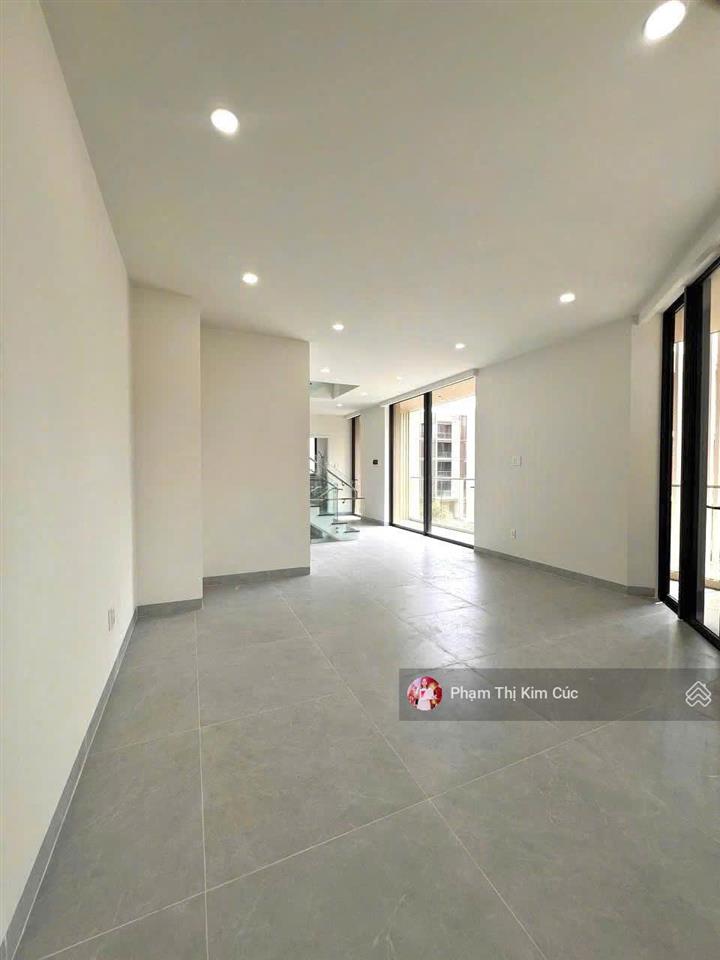 Cho thuê góc 2 mặt tiền đường lớn siêu đẹp hoàn thiện mới 100%. giá tốt nhất the global city