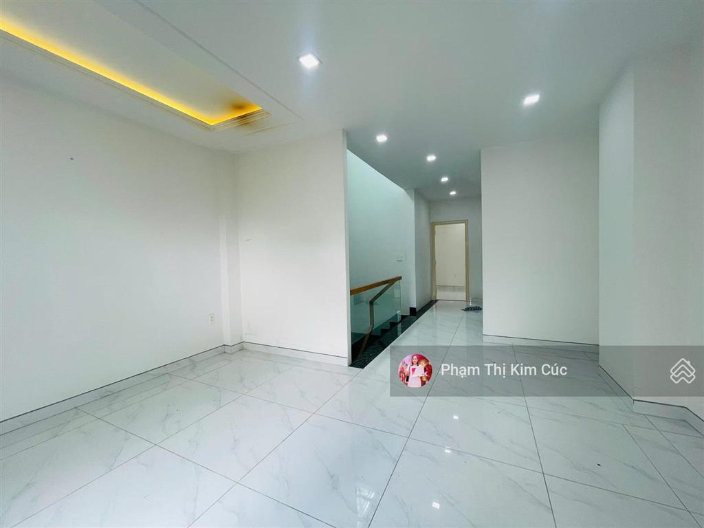 Cho thuê duy nhất căn shophouse giá 33 triệu nhà nội thất cơ bản. đang trống sẵn vào ngay