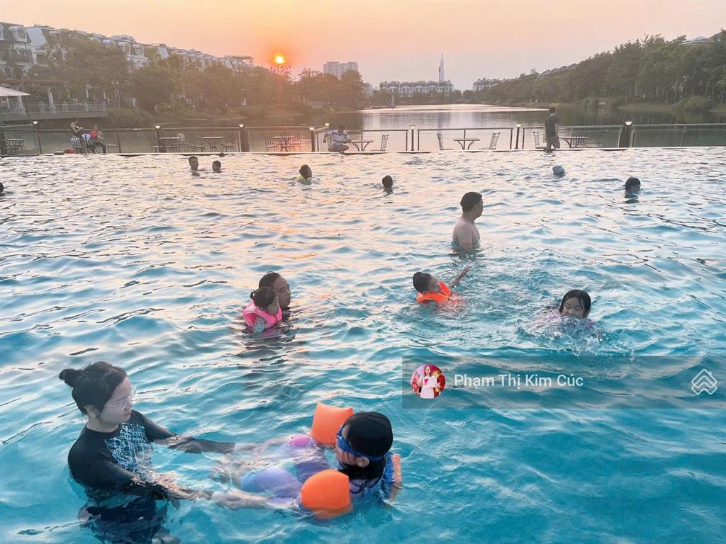 Cho thuê nhà phố view công viên 1 trệt 3 lầu nội thất cơ bản mới đẹp. giá hót 30 triệu/tháng