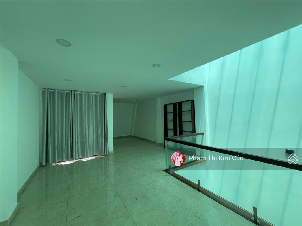 Cho thuê nhà phố view công viên 1 trệt 3 lầu nội thất cơ bản mới đẹp. giá hót 30 triệu/tháng