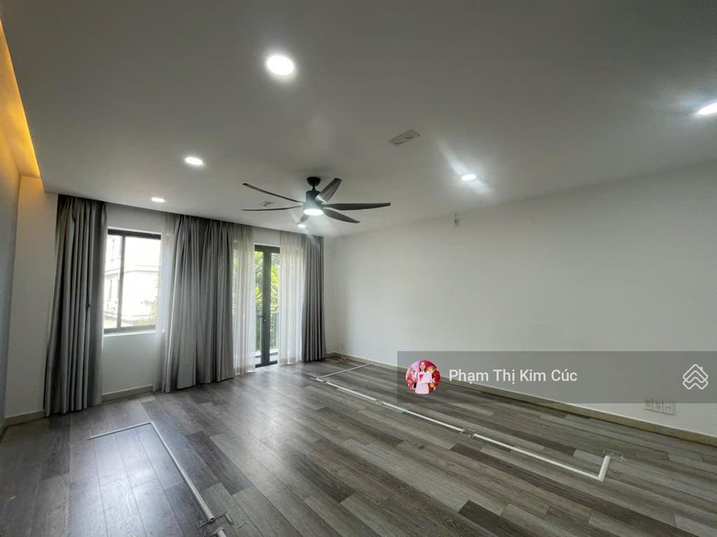 Cho thuê nhà phố view công viên 1 trệt 3 lầu nội thất cơ bản mới đẹp. giá hót 30 triệu/tháng