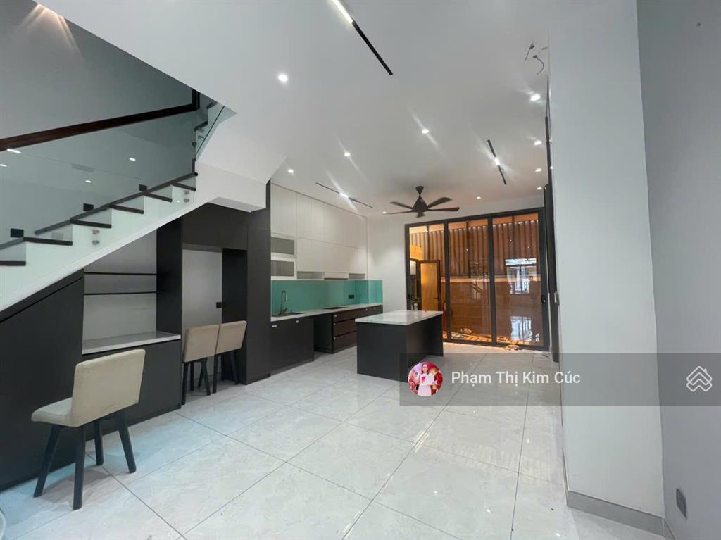 Cho thuê nhà phố view công viên 1 trệt 3 lầu nội thất cơ bản mới đẹp. giá hót 30 triệu/tháng