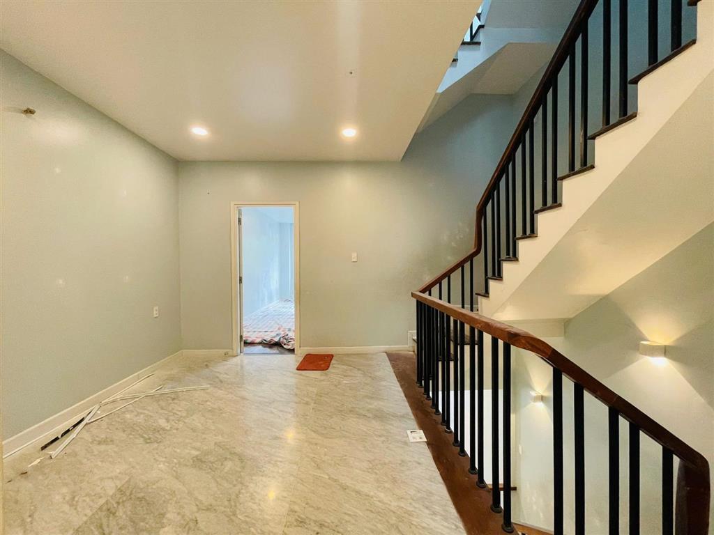 Nhà phố 5x20m nhà đang sơn sửa mới giá 30 triệu. phù hợp để ở hoặc làm công ty văn phòng đều đẹp