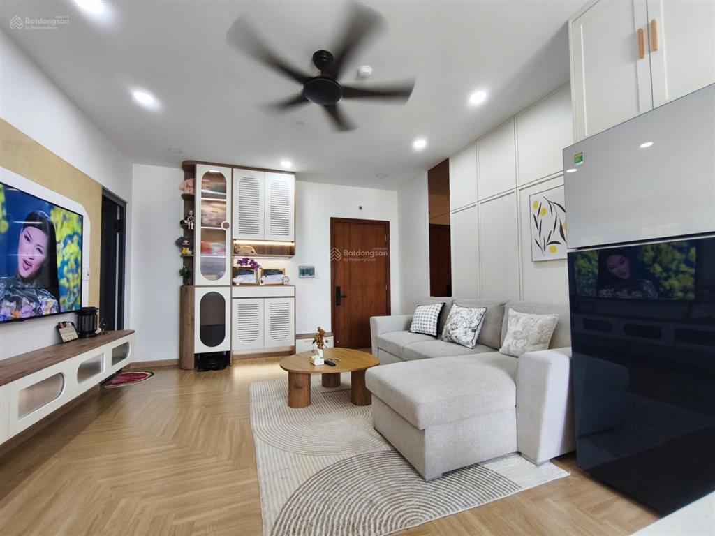 Chính chủ  65m2 căn góc tặng full nội thất giá chỉ 2,7 tỷ 2 ban công sẵn sổ hồng