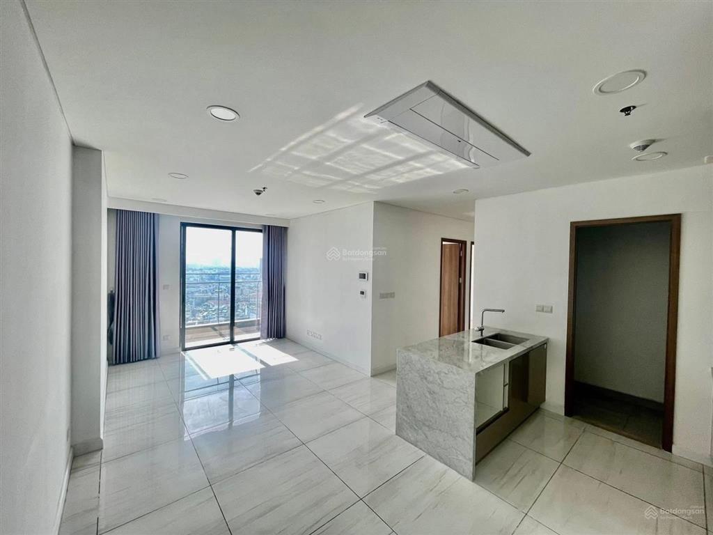 Cần bán căn 2pn nội thất cao cấp tại chung cư kingdom 101 q10.  0915 194 ***