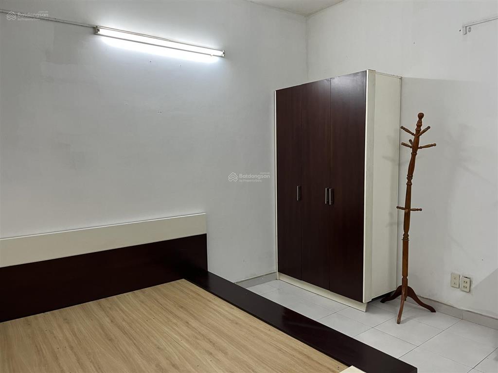 Cho thuê nhà nguyên căn hẻm 302 đường hai bà trưng, quận 1 5mx14m, 1 lầu, 3pn, 2wc, gần chợ tđ