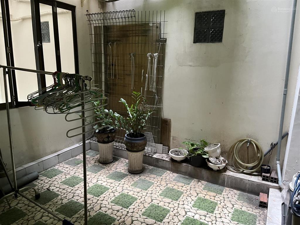 Cho thuê nhà nguyên căn hẻm 302 đường hai bà trưng, quận 1 5mx14m, 1 lầu, 3pn, 2wc, gần chợ tđ