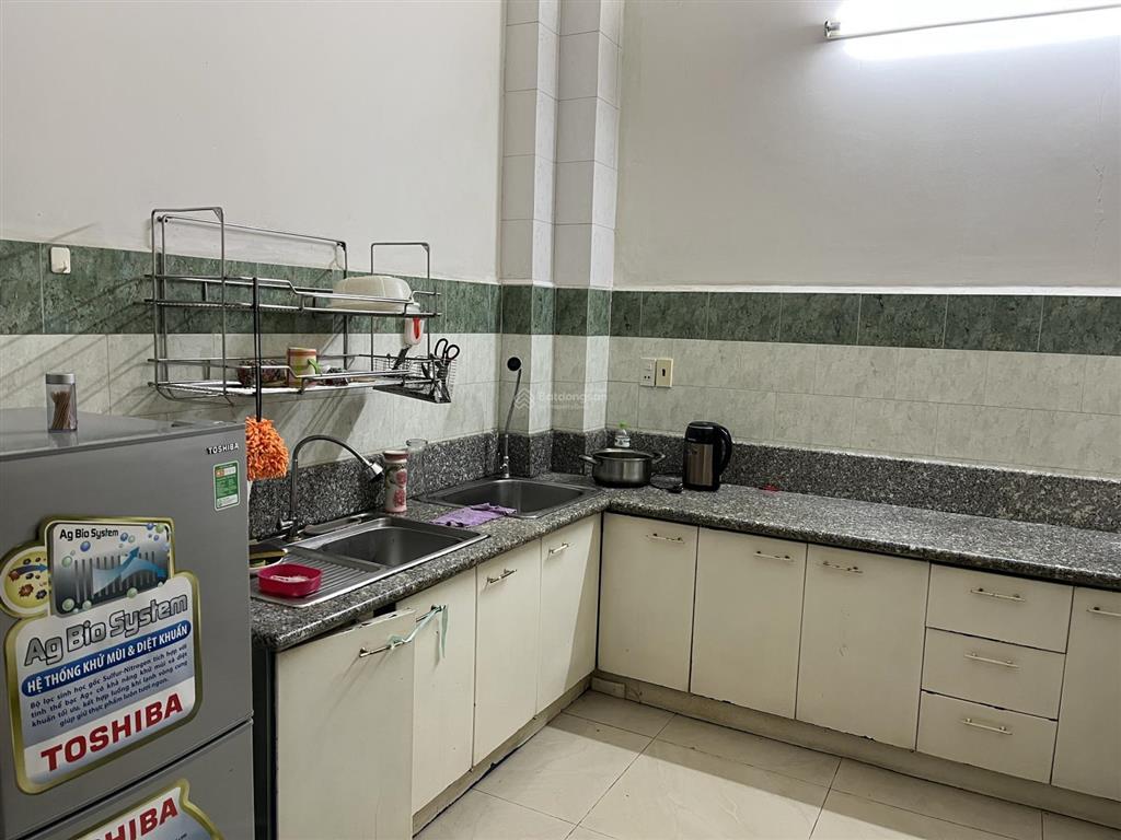 Cho thuê nhà nguyên căn hẻm 302 đường hai bà trưng, quận 1 5mx14m, 1 lầu, 3pn, 2wc, gần chợ tđ