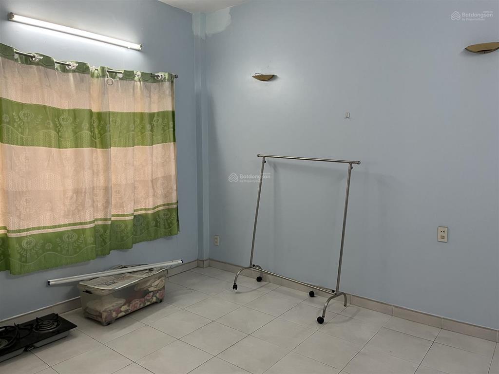 Cho thuê nhà nguyên căn hẻm 302 đường hai bà trưng, quận 1 5mx14m, 1 lầu, 3pn, 2wc, gần chợ tđ