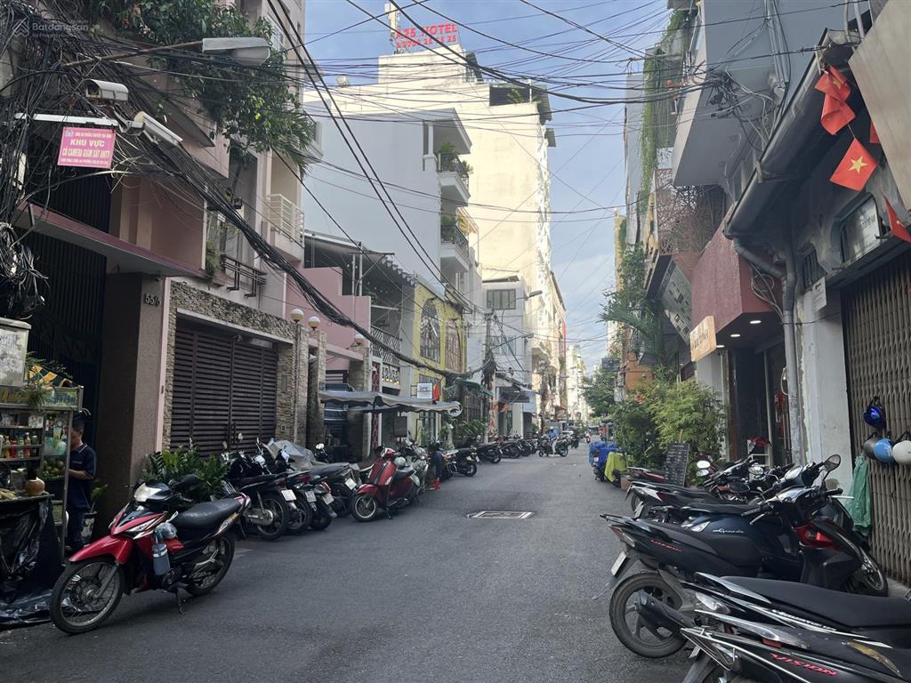 Cho thuê nhà hẻm 55 lê thị hồng gấm, quận 1 8,3m x 24m, nhà trệt gỗ truyền thống, có sân vườn...