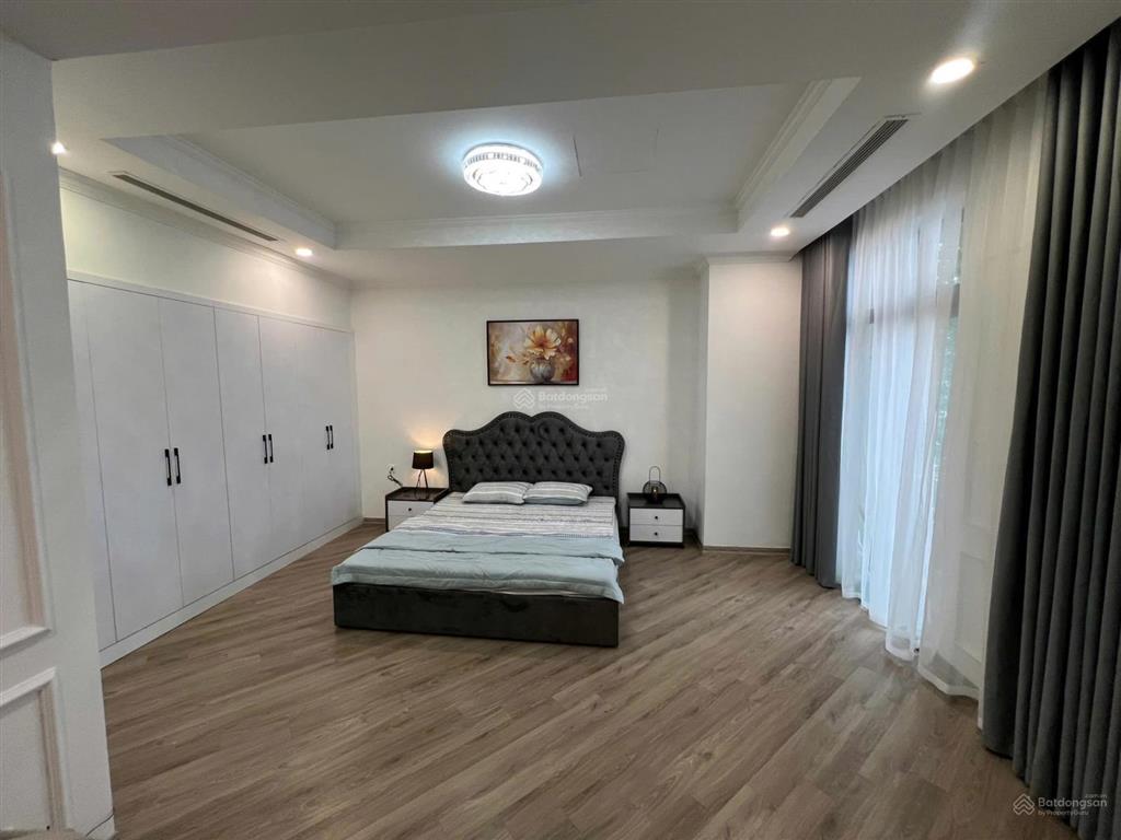 Cho thuê ch royal city, 130m2, 4pn, rộng rãi, view bể bơi đẹp mắt