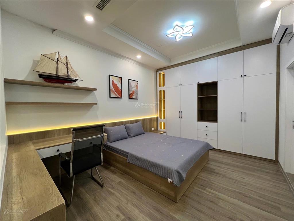 Cho thuê ch royal city, 130m2, 4pn, rộng rãi, view bể bơi đẹp mắt