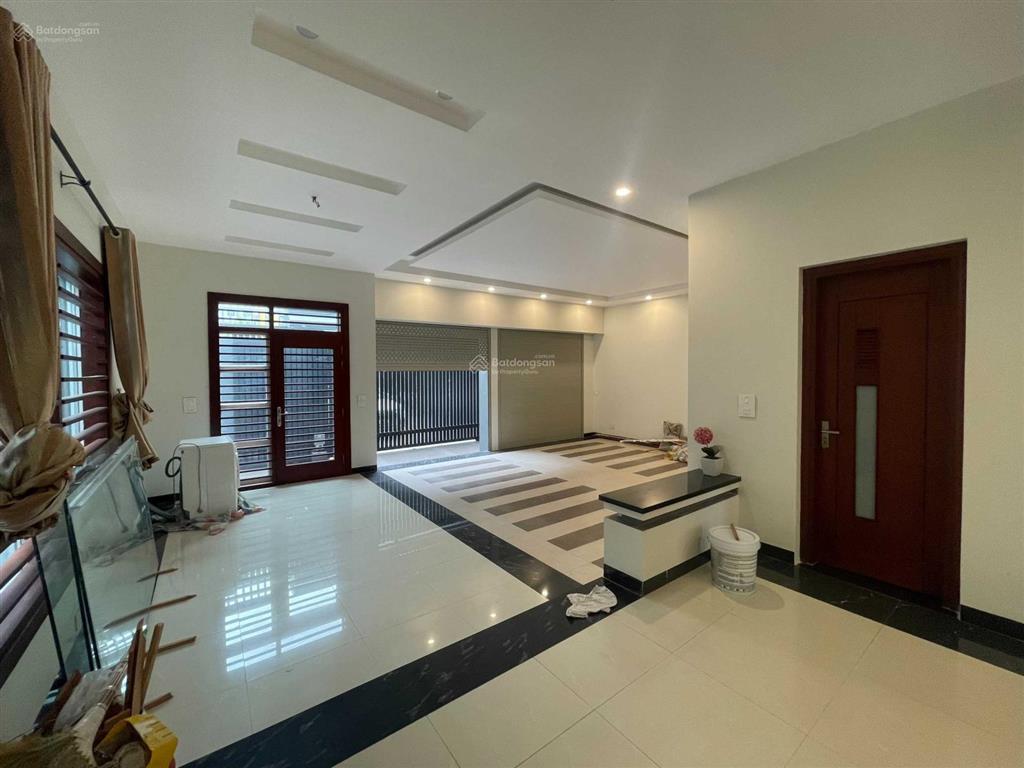 Cho thuê nhà nguyễn thị định  cầu giấy. dt 270m2 x 5 tầng 1 hầm, mt 14m. full đồ. giá 70tr