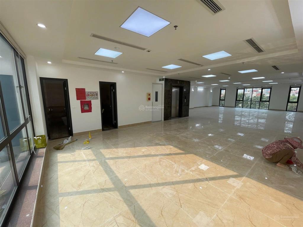 Chính chủ cần cho thuê nhà mặt phố lê văn lương dt 170m2x9t 1 hầm mt 10m thông sàn mới giá 150tr