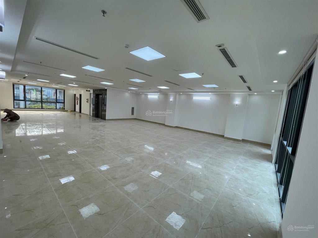 Chính chủ cần cho thuê nhà mặt phố lê văn lương dt 170m2x9t 1 hầm mt 10m thông sàn mới giá 150tr