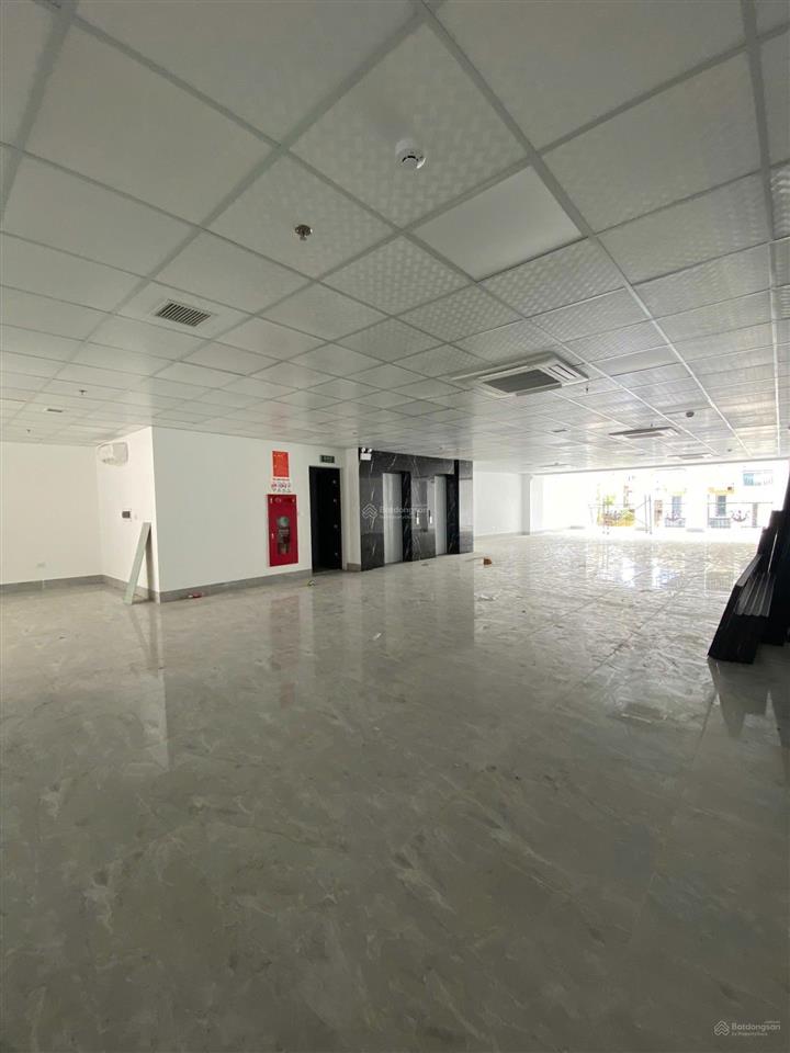 Cho thuê nhà lô góc dịch vọng hậu, cầu giấy, 180m2, 7t, 1h, mt 28m, nhà mới 100% pccc. giá 100tr