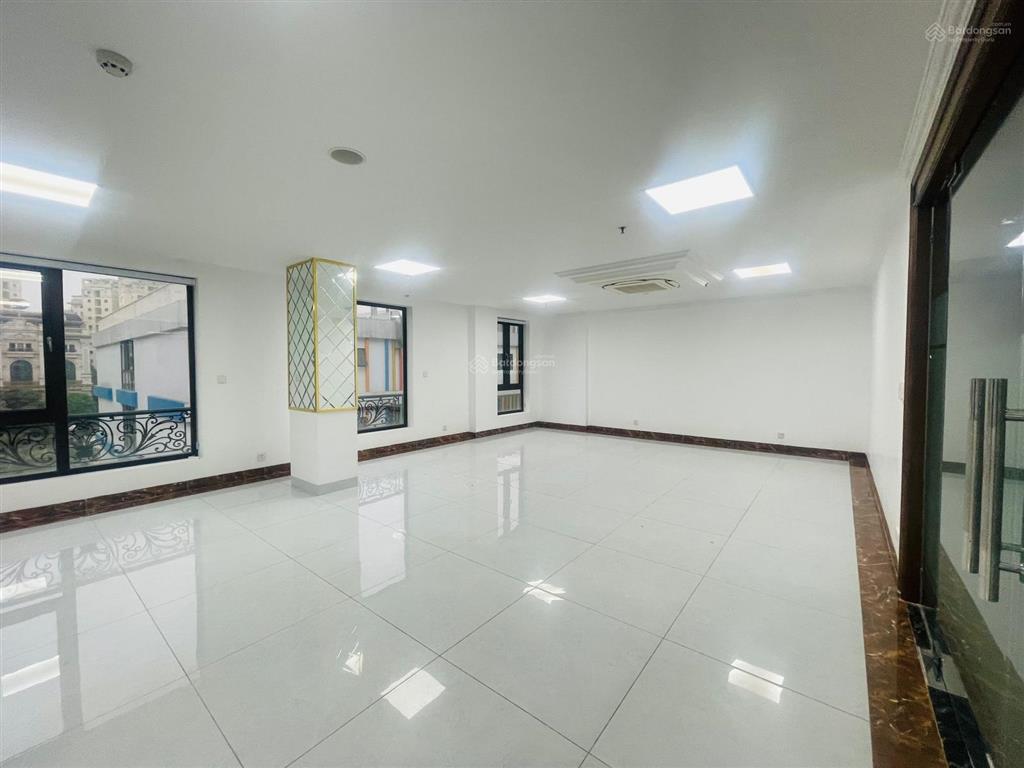 Cho thuê vip nguyễn tuân  thanh xuân, 240m2x5t, 1 hầm, thông sàn, thang máy cuối, ôtô đỗ thoải mái