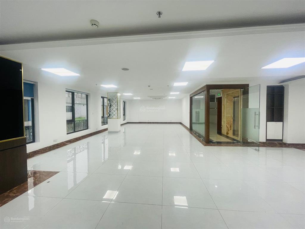 Cho thuê vip nguyễn tuân  thanh xuân, 240m2x5t, 1 hầm, thông sàn, thang máy cuối, ôtô đỗ thoải mái