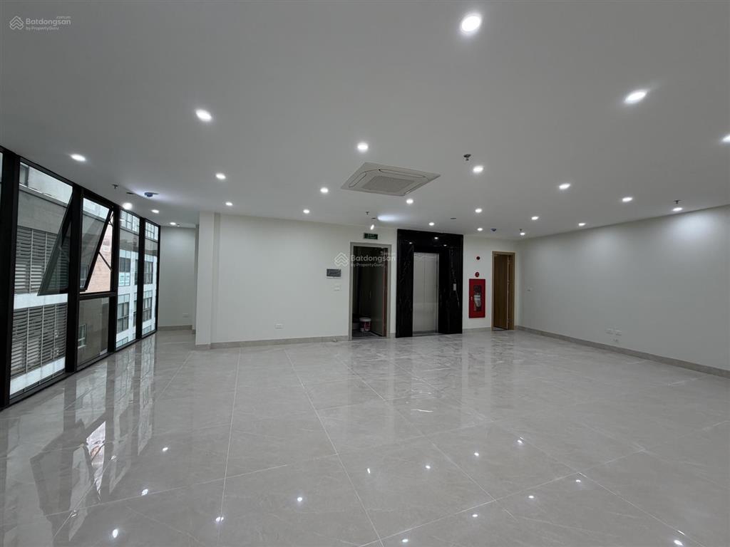 Cho thuê nhà vũ trọng phụng  nguyễn tuân  thang máy 250m2 5 tầng 1 hầm, mặt tiền 8m, 69tr