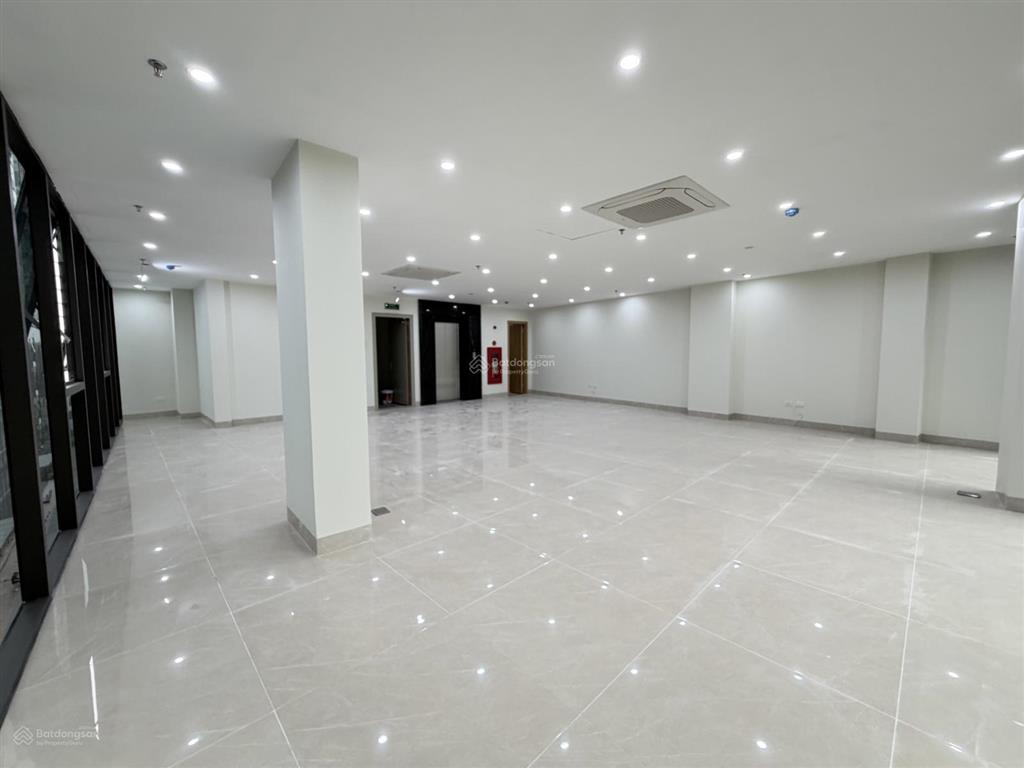 Cho thuê nhà vũ trọng phụng  nguyễn tuân  thang máy 250m2 5 tầng 1 hầm, mặt tiền 8m, 69tr