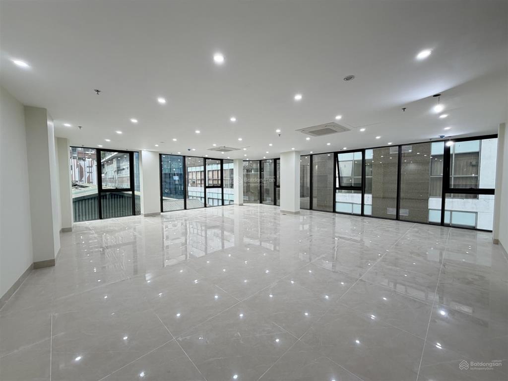 Cho thuê nhà vũ trọng phụng  nguyễn tuân  thang máy 250m2 5 tầng 1 hầm, mặt tiền 8m, 69tr