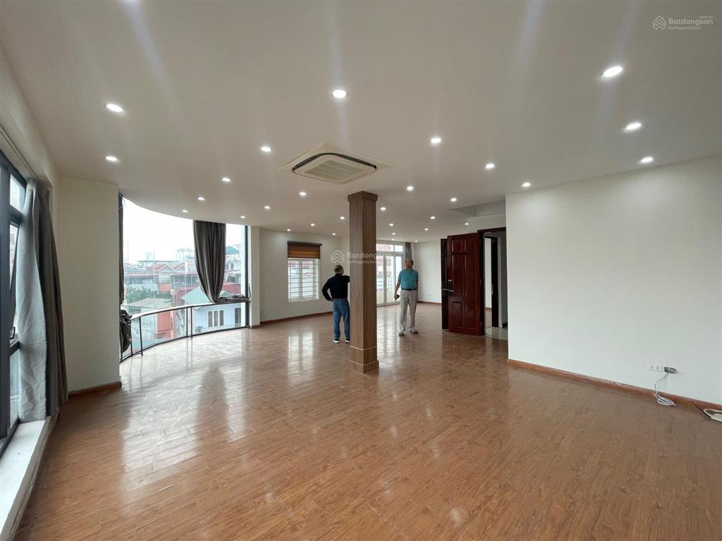 Cho thuê nhà phố duy tân  dịch vọng hậu, cầu giấy 80m2x7t thông sàn, full đẹp để 2 ôtô trong nhà