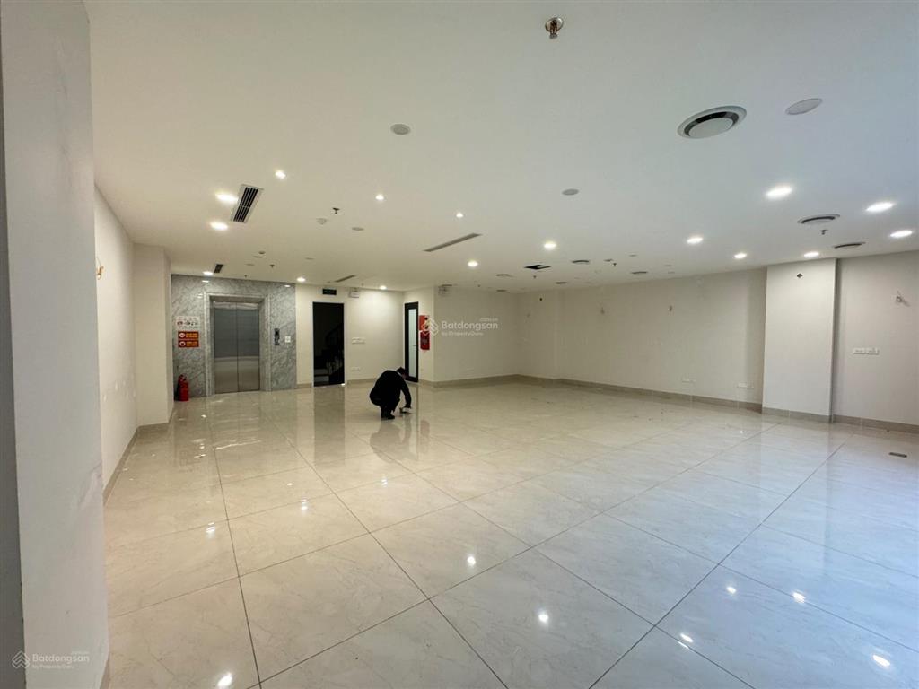 Cho thuê nhà phố lạc long quân vừa xây xong dt 55m2x7t, mt 7m thông sàn thang máy cuối giá 25tr