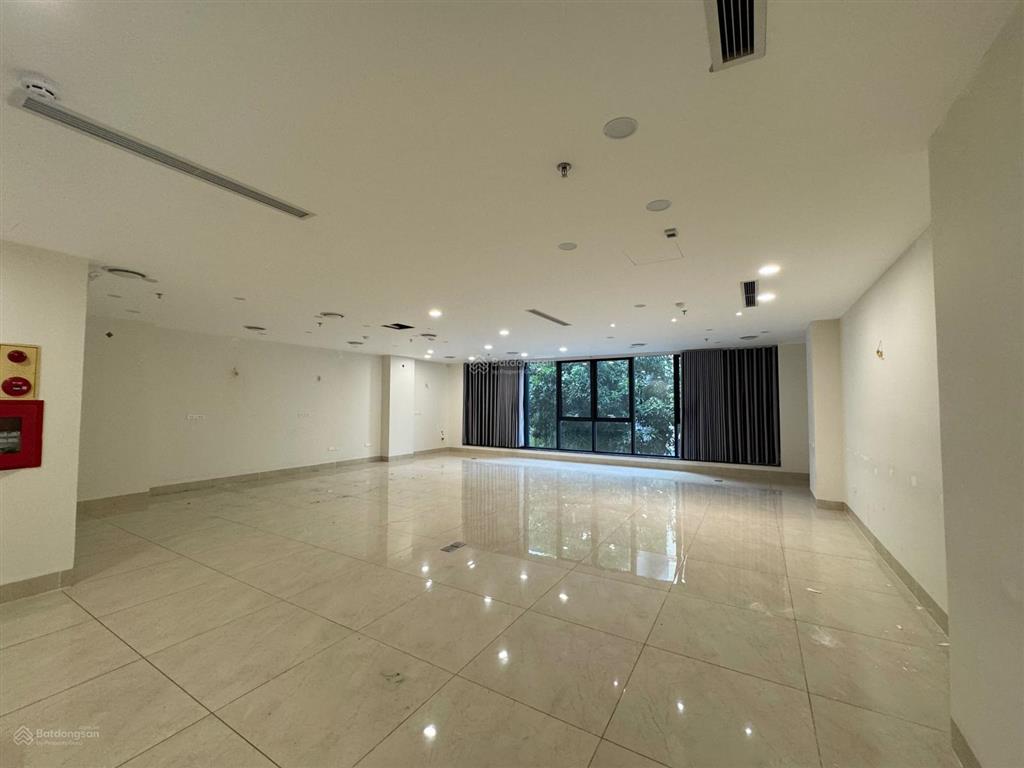 Cho thuê nhà phố lạc long quân vừa xây xong dt 55m2x7t, mt 7m thông sàn thang máy cuối giá 25tr