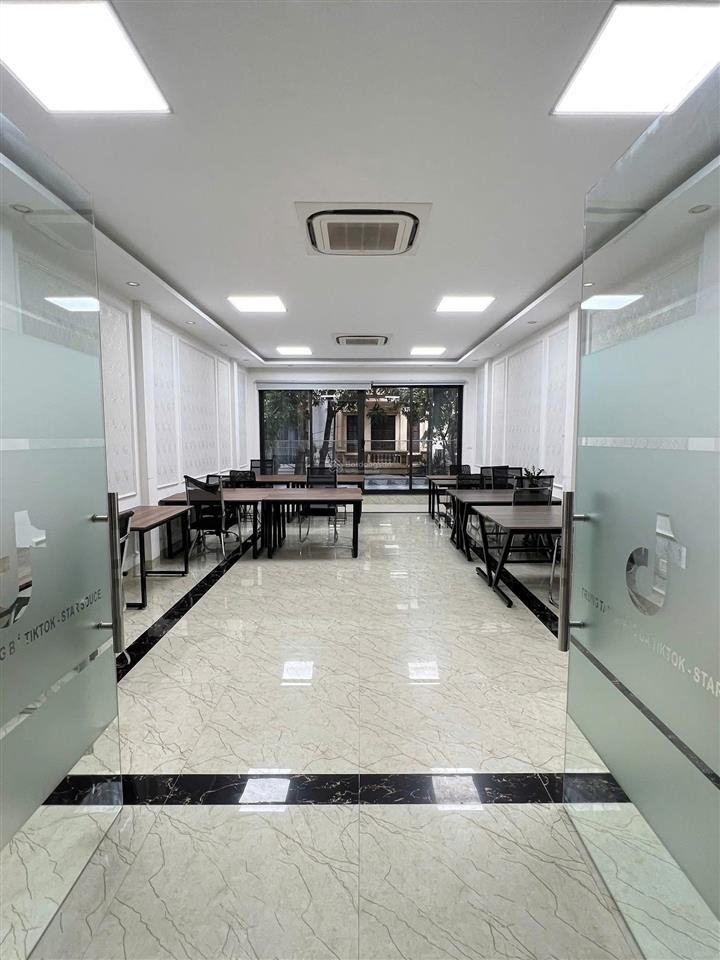 Chính chủ cho thuê nhà trong ngõ tại võ chí công dt 70m2x6t, mt 5m ngõ rộng 2 ô tô tải. giá 30tr/th