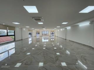 Tôi cần cho thuê gấp sàn văn phòng mới tinh thuộc phố vip nguyễn văn huyên dt350m²/sàn mt21m mới