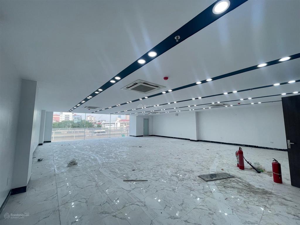 Cho thuê tòa nhà cực đẹp mới tinh mặt phố khuất duy tiến 135m2, 1 hầm, 8 nổi