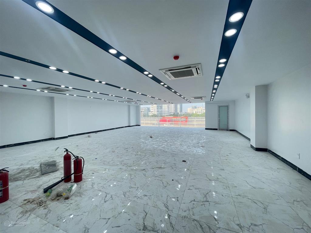 Cho thuê tòa nhà cực đẹp mới tinh mặt phố khuất duy tiến 135m2, 1 hầm, 8 nổi