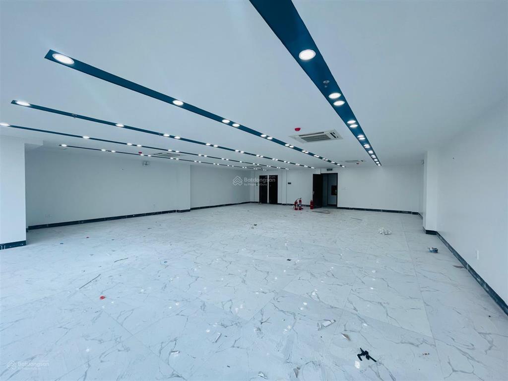 Cho thuê tòa nhà cực đẹp mới tinh mặt phố khuất duy tiến 135m2, 1 hầm, 8 nổi