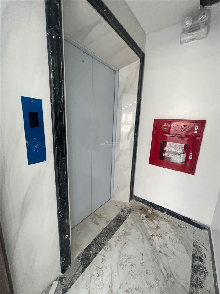 Cho thuê tòa nhà cực đẹp mới tinh mặt phố khuất duy tiến 135m2, 1 hầm, 8 nổi