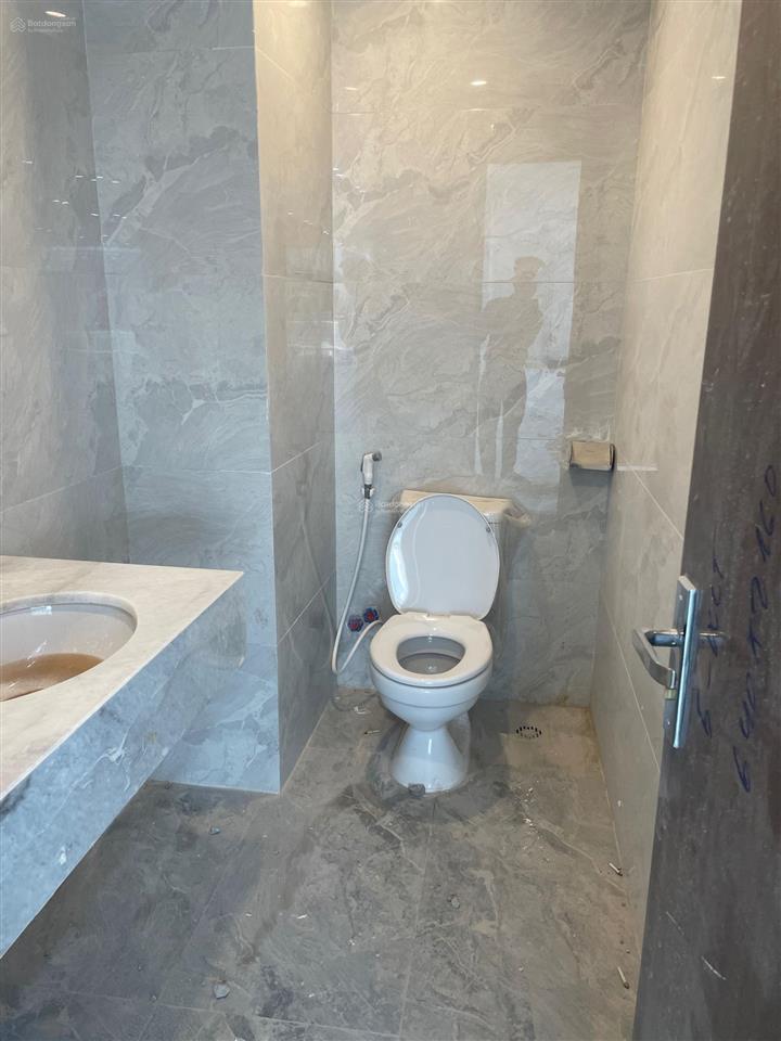 Cho thuê tòa nhà cực đẹp mới tinh mặt phố khuất duy tiến 135m2, 1 hầm, 8 nổi